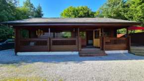 3-Bed Lodge - Sleeps 7 - Hot Tub - Pet Friendly